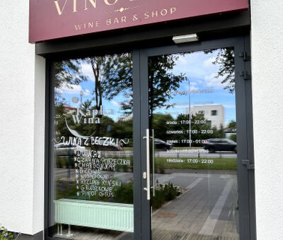 Elegancki kaseton reklamowy dla Vinoteca Wine Bar & Shop